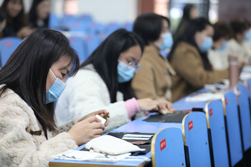 喜迎元旦，趣探非遗--米兰官方网站_米兰milan(中国)开展女教职工“与传统文化同行 遗绽芳华”非遗体验活动
